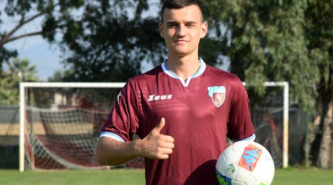 Salernitana, Patryc Dziczek si accascia a terra durante un’azione di gioco: ecco cosa è successo