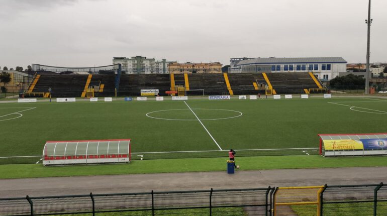 Giugliano: tifoso dal cuore d’oro paga per far ripulire lo stadio